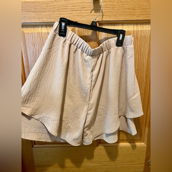 NWOT Women’s Size Large High Waist Tan Ruffled Shorts - Picture 7 of 12